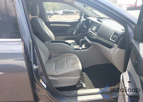 2015 Toyota Highlander Le Plus V6 z USA, uszkodzony, nr VIN 5TDZKRFH0FS117490